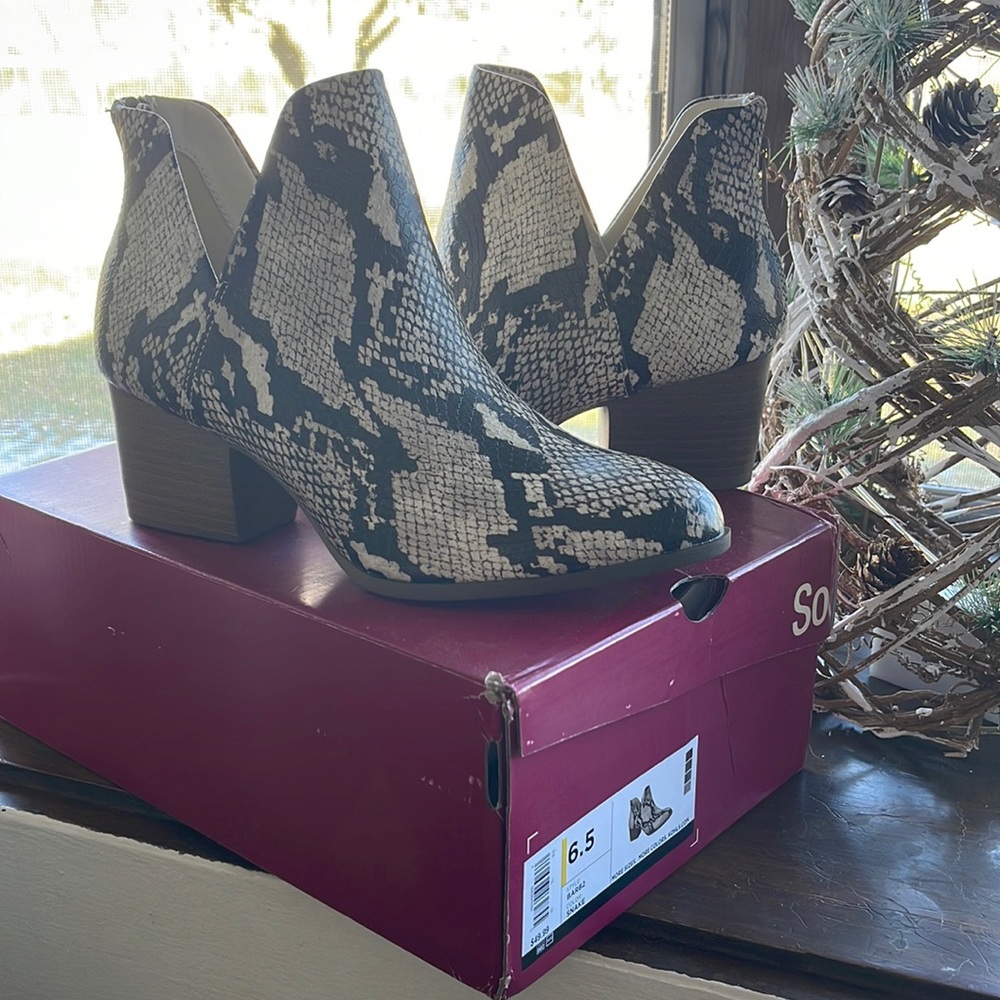 NEW snake skin pattern ankle boots